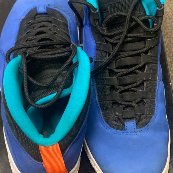 Jordan’s 10.5 Retro 9/10 - Picture 3 of 3